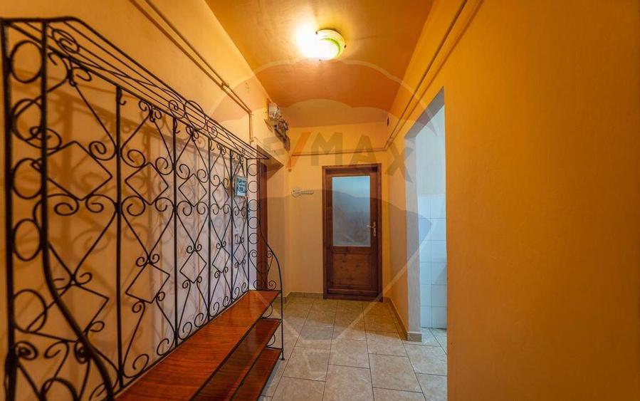 Apartament de vanzare 3 camere Chisineu Cris - 1