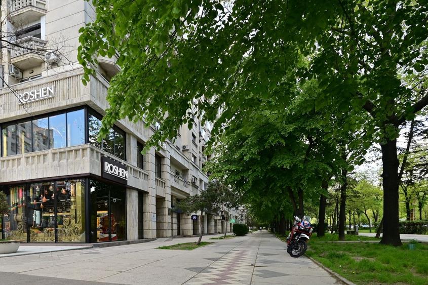 Apartament cu 4 camere semidecomandat în Centrul Civic