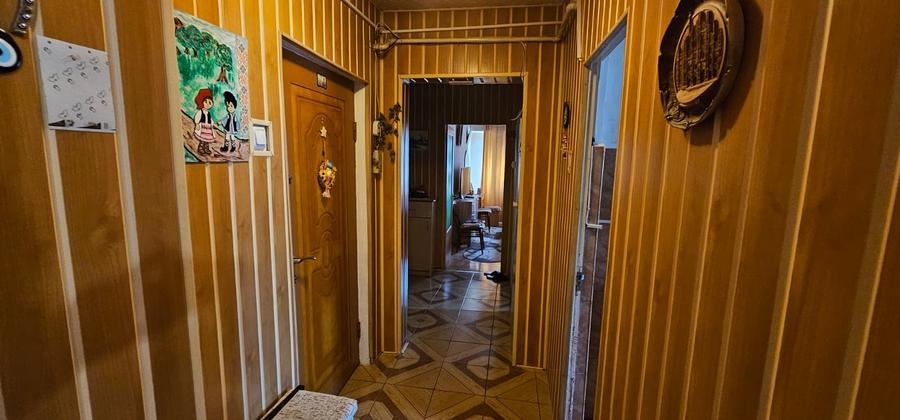 Apartament cu 3 camere decomandat, mobilat în Moinești