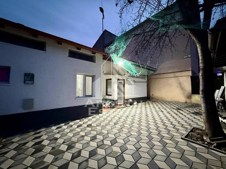Casă individuală cu 7 camere cu Canalizare în Traian