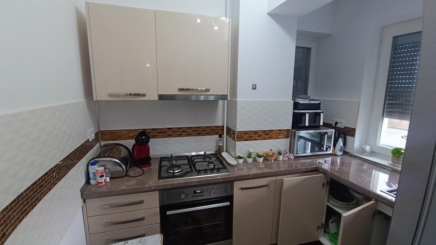 Apartament cu 3 camere decomandat, mobilat în Calea Moldovei