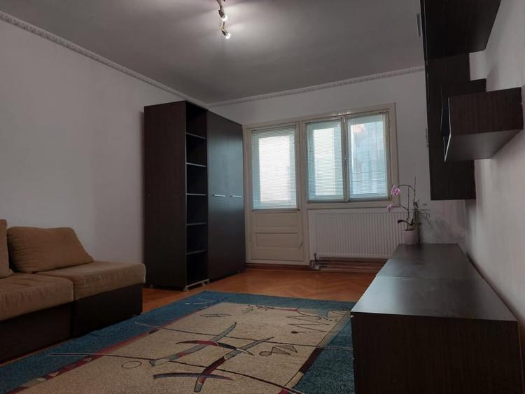 Apartament cu 3 camere decomandat, mobilat în Girocului