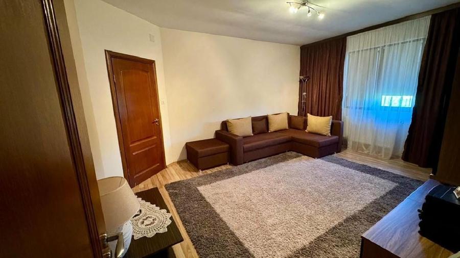 Casă individuală cu 6 camere cu Teren 600 Mp în Central