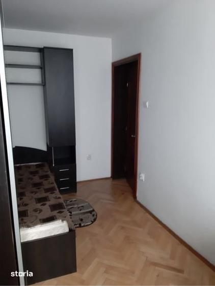 Apartament cu 3 camere semidecomandat în Calea București