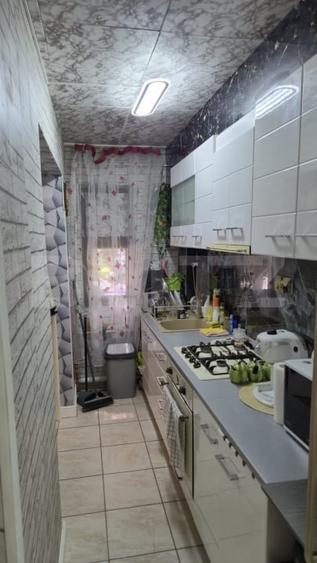 Apartament cu 3 camere semidecomandat, mobilat în Podu Roș