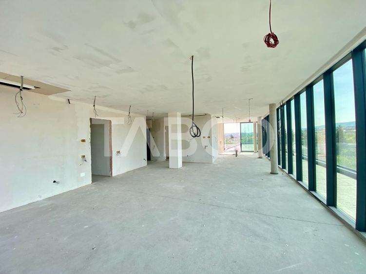 Penthouse cu 3 camere semidecomandat în Central