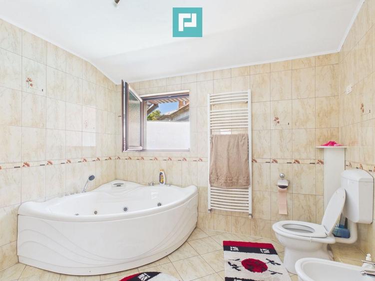 Casă individuală cu 6 camere cu Canalizare în Ultracentral