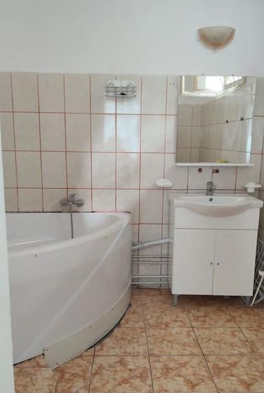 Apartament cu 3 camere semidecomandat, mobilat în Ozana