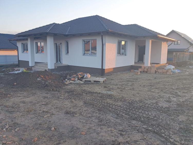 Casă la cheie pe 1 nivel 4cam. 2 bai,1 dresing 650 mp. teren - 14