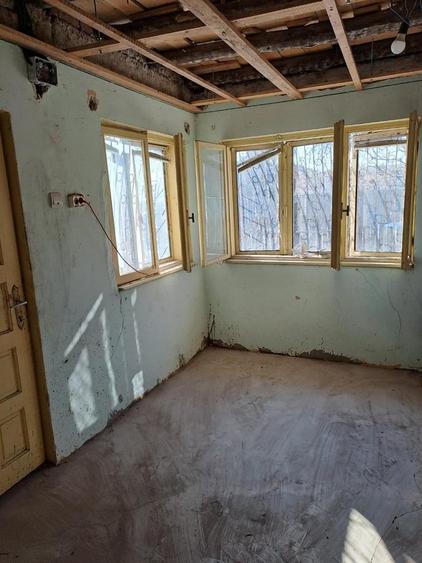 Dascalu, casa veche 4 camere, acoperis nou, teren 1300 mp, deschidere 39 m - 1