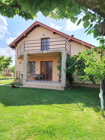 Casă cu 4 camere în Păulești