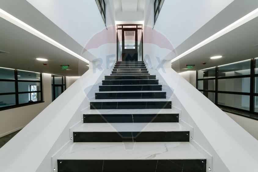 Spatiu comercial ULTRACENTRAL - 2,300mp de inchiriat - 18
