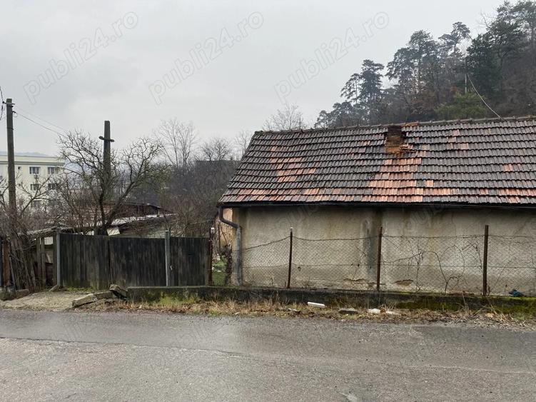 Casa ?i teren de vanzare - 1