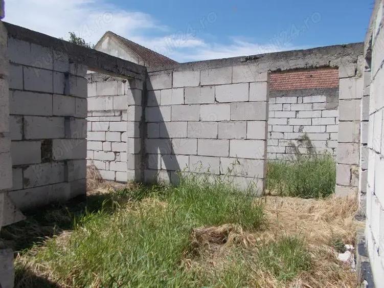 Casa neterminata langa Timisoara, Sacalaz, central, asfalt, utilitati, 1015 mp, FS=15,38mp. Com=0% - 11