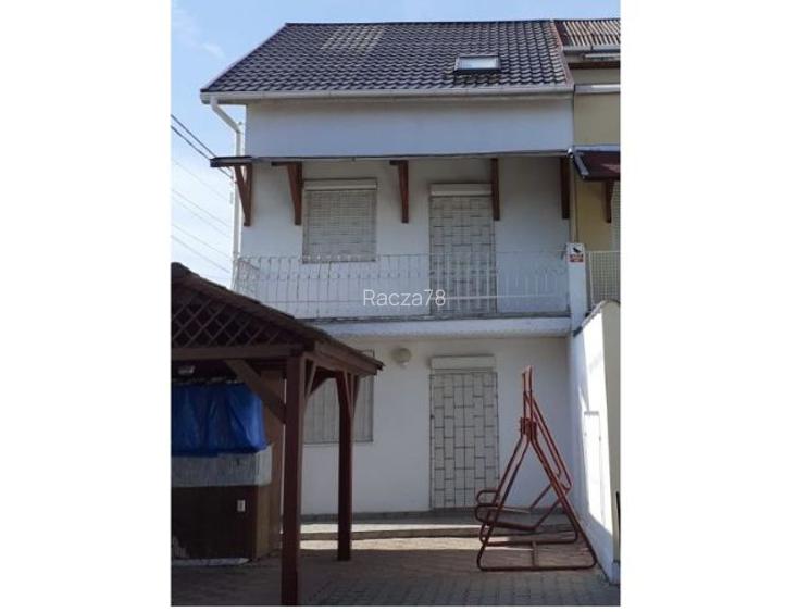 Vănzare casa cu 3 aparatemente separate la 50 m de plajă în Costineșt