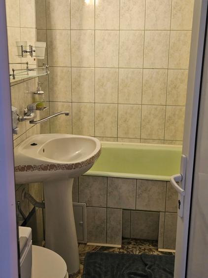 Se inchirieaza in Unirii,aparament cu 3 camere,confort 1,decomandat,etajul 3. - 8