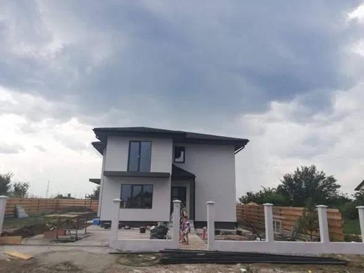 Casă individuală cu 4 camere cu Canalizare în Valea Ursului
