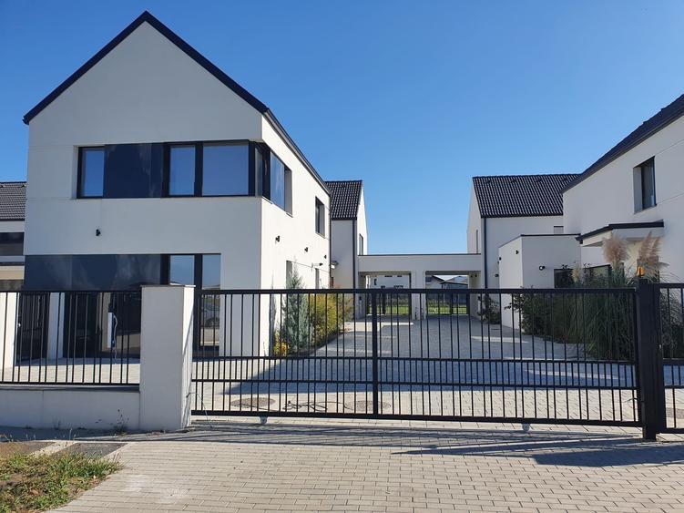 Monarch Soleil - finisaje de lux: parchet,usi, tamplarie lemn natural - 1