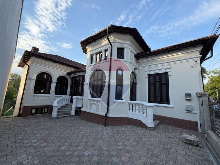 Casă individuală cu 6 camere cu Teren 1000 Mp în Central