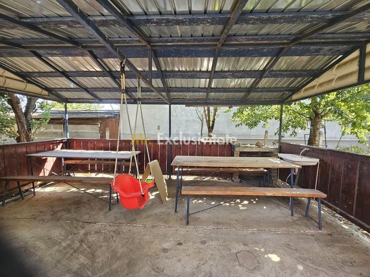 Casă individuală cu 10 camere cu Canalizare în Est