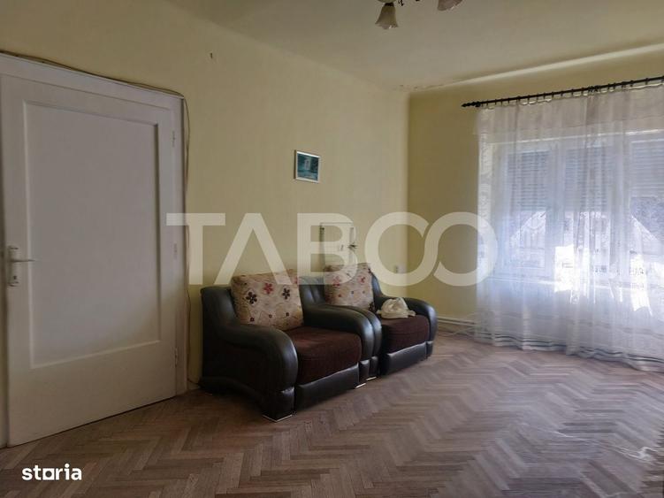Apartament cu 3 camere semidecomandat în Central