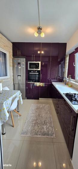 Apartament cu 3 camere semidecomandat în Zona Industrială