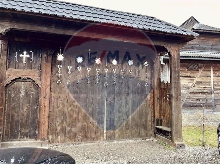 Casă individuală cu 4 camere cu Teren 36970 Mp în Mara