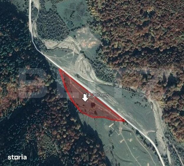 Teren de 14300 mp, în Est