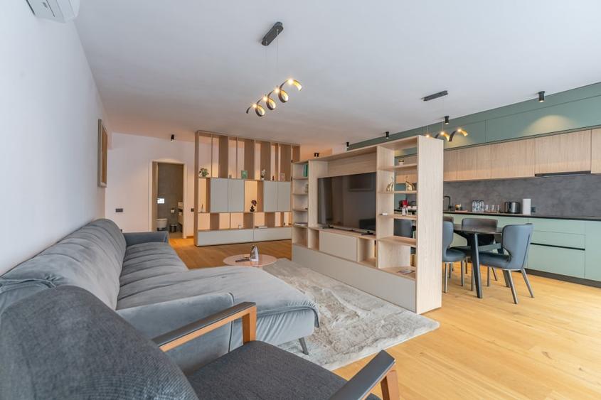 Apartament cu 4 camere decomandat, mobilat în Central