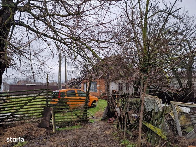 Teren mare cu 2 case de demolat in Gepiu - 6