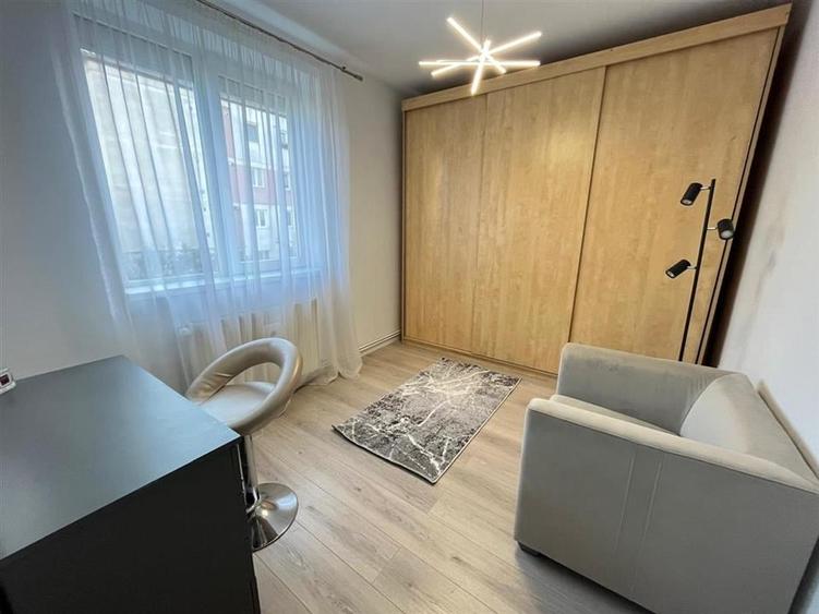 Apartament modern 3 camere si balcon etaj 2 zona Strand - 11