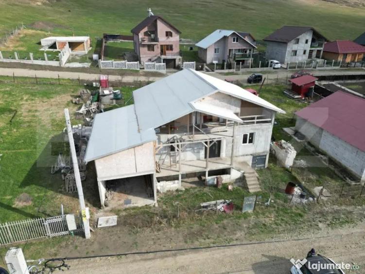 Casa cu 4 camere, 105 mp utili, cu garaj si 500 mp teren, zo - 1
