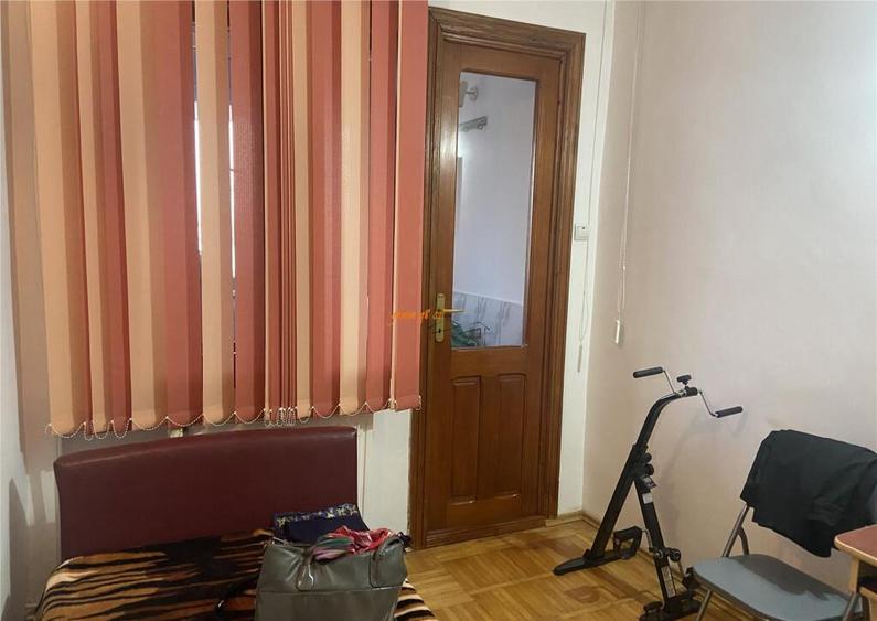 Apartament 3 camere , zona cartier Sud ,et 2/4 , decomandat - 13