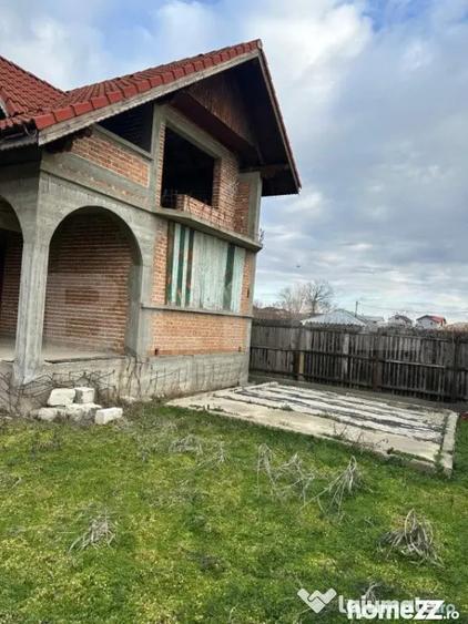 Casă cu 7 camere cu Teren 1400 Mp în Central