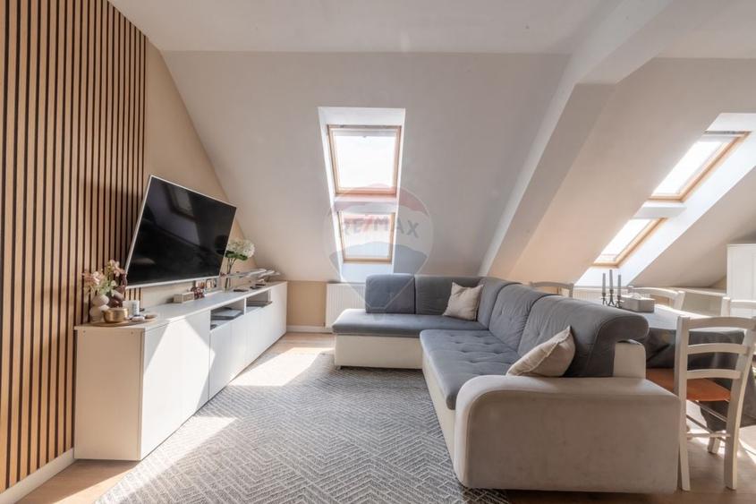 Apartament cu 3 camere semidecomandat, mobilat în Bună Ziua