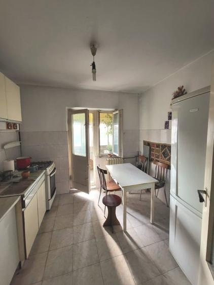 Apartament 2 camere, decomandat, zona Soarelui - 4