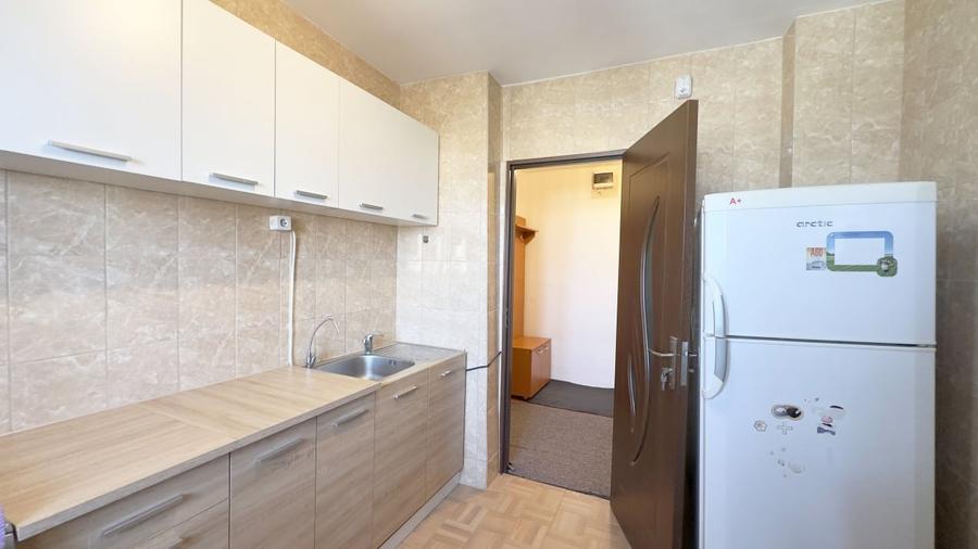 Apartament cu 3 camere semidecomandat în Rahova