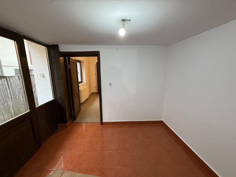 Spațiu de închiriat în Vilă - 2 camere+birou+curte în Campina - 6