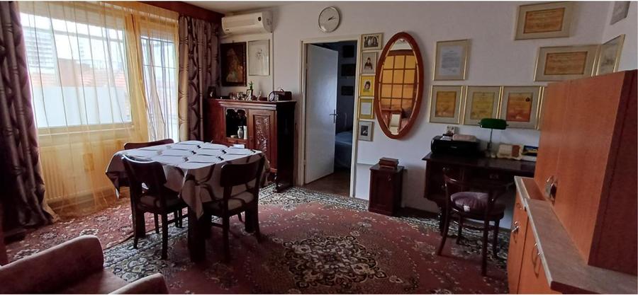 Apartament cu 3 camere semidecomandat în Centrul Civic