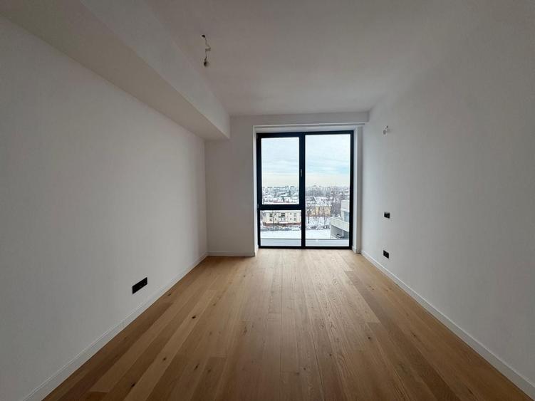 Apartament cu 3 camere semidecomandat în Floreasca