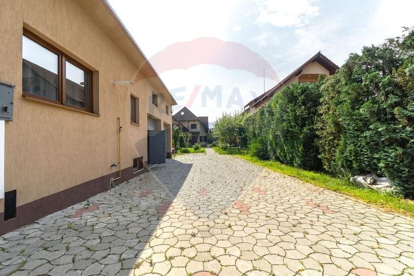 Casă individuală cu 7 camere cu Teren 1332 Mp în Cristian