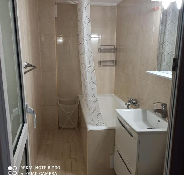 Apartament cu 3 camere decomandat, mobilat în Vitan