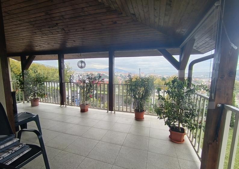 Casa cu 3 camere in suprafa?a de 122 mp ?i un teren de 5 - 2