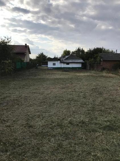 Teren 803 mp + casa batraneasca - 2