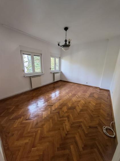 Duplex cu 8 camere cu Canalizare în Primăverii