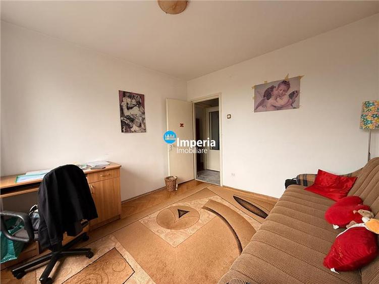 Apartament cu 3 camere semidecomandat în Tătărași