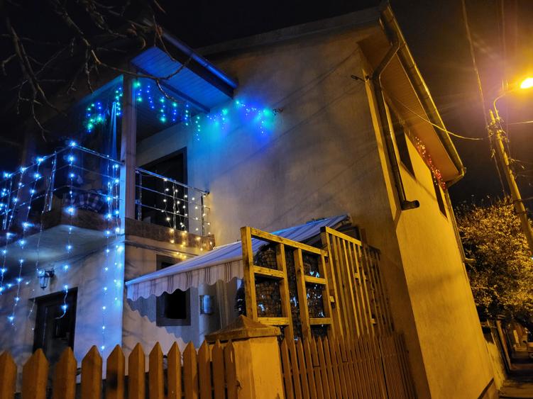 Casă individuală(P+!E+pod)+casă parter în aceeași curte. Teren 270 mp.Curte 150 - 3