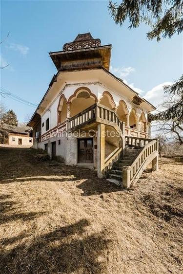 Casă individuală cu 9 camere în Central Casă individuală cu 9 camere în Central