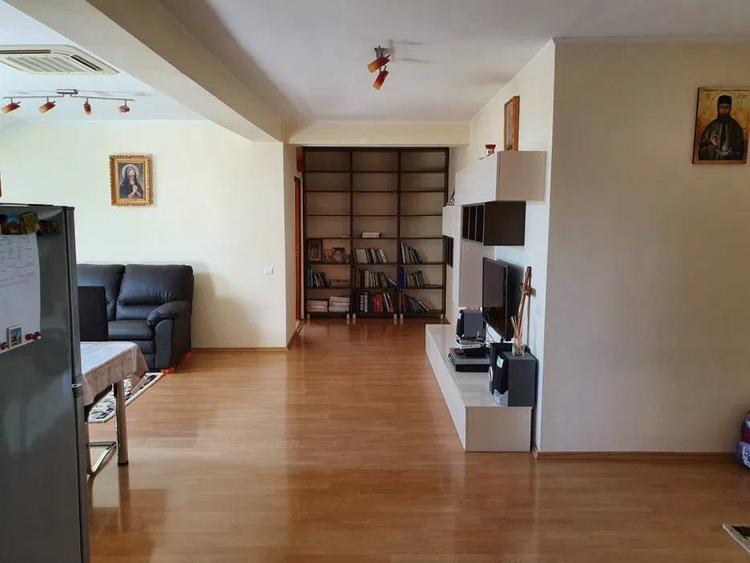 Apartament cu 3 camere decomandate, confort sporit, finisat modern, mobilat si utilat, cu parcare, 2 - 4