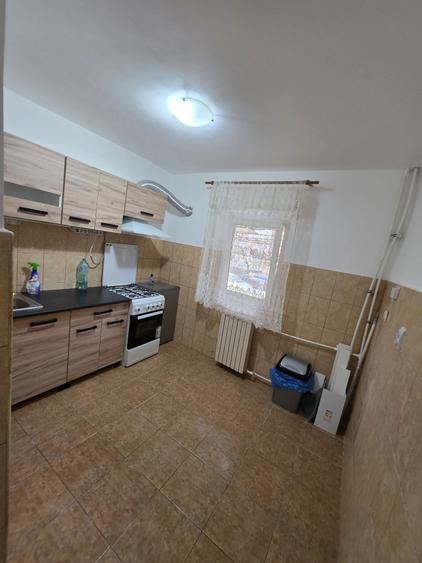 VAND sau INCHIRIEZ Apartament cu 2 Camere Decomandat Zona Ultra Centrala Langa Peco Mol - 2